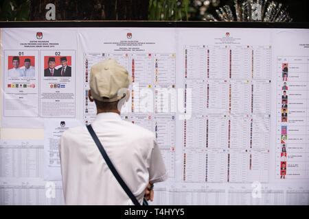 (190417) -- JAKARTA, 17 avril 2019 (Xinhua) -- l'électeur vérifie l'information des candidats à un bureau de scrutin à Jakarta, Indonésie, le 17 avril 2019. Les électeurs de l'Indonésie a commencé à voter le mercredi comme bureaux de vote ouverts dans l'Est de l'immense pays archipélagiques d'élire un président et des membres du parlement. (Xinhua/Du Yu) Banque D'Images