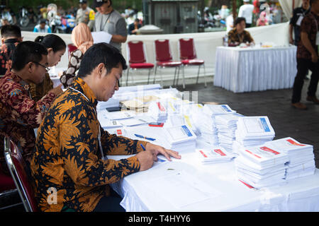 (190417) -- JAKARTA, 17 avril 2019 (Xinhua) -- les membres du personnel de la commission électorale indonésienne travailler dans un bureau de vote à Jakarta, Indonésie, le 17 avril 2019. Les électeurs de l'Indonésie a commencé à voter le mercredi comme bureaux de vote ouverts dans l'Est de l'immense pays archipélagiques d'élire un président et des membres du parlement. (Xinhua/Du Yu) Banque D'Images