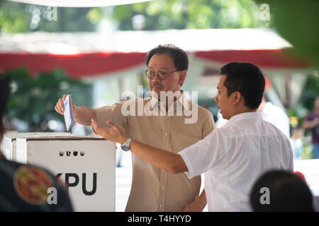 (190417) -- JAKARTA, 17 avril 2019 (Xinhua) -- Un électeur dépose son vote à un bureau de scrutin à Jakarta, Indonésie, le 17 avril 2019. Les électeurs de l'Indonésie a commencé à voter le mercredi comme bureaux de vote ouverts dans l'Est de l'immense pays archipélagiques d'élire un président et des membres du parlement. (Xinhua/Du Yu) Banque D'Images