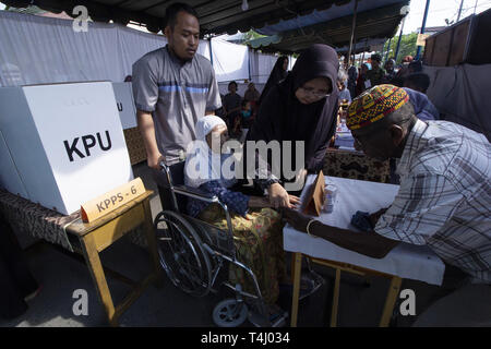 Lhokseumawe, Aceh, Indonésie. 17 avr, 2019. Une femme handicapée âgée vu son casting voter à un bureau de scrutin le jour de l'élection.à Lhokseumawe, province d'Aceh, en Indonésie. Des millions d'indonésiens se rendront aux urnes pour élire des candidats et les parlementaires qui vont diriger l'Indonésie dans les cinq prochaines années. Credit : Zikri Maulana SOPA/Images/ZUMA/Alamy Fil Live News Banque D'Images