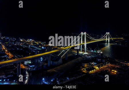 Maputo. Apr 9, 2019. Photo aérienne prise le 9 avril 2019 montre une vue de la nuit du pont de la baie de Maputo à Maputo, au Mozambique. Le plus long pont suspendu de deux tours en Afrique, qui plane sur la baie de Maputo, avec une travée principale de 680 mètres, a été officiellement ouvert à la circulation en novembre 2018. Le pont fait partie de la Pont de Maputo et axes routiers projet construit par la China Road and Bridge Corporation, avec les normes chinoises et aide au financement. Credit : Zhang Yu/Xinhua/Alamy Live News Banque D'Images