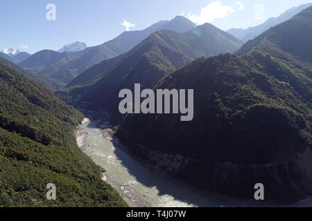 (190417) -- Lhassa, le 17 avril 2019 (Xinhua) -- photo aérienne prise le 11 avril 2019 montre le canyon du fleuve Yarlung Zangbo dans le comté de Medog, Nyingchi Ville de sud-ouest de la Chine, région autonome du Tibet. Medog, qui signifie 'Secret' Lotus en langue tibétaine, est situé dans la région de Nyingchi de sud-est du Tibet. Être sur le cours inférieur de la rivière Yarlung Zangbo et le sud de l'Himalaya, Medog comté bénéficie d'incroyables paysages naturels en raison de sa position géographique exceptionnelle. Avant la circulation routière ouverte, les gens n'ont pas pu arriver à Medog sauf pour la marche à pied. Obtenir dans et hors de Medog était un dangerou Banque D'Images