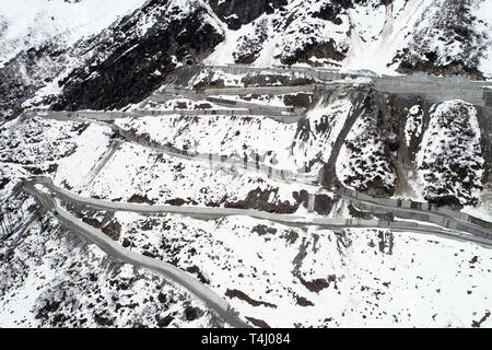 (190417) -- Lhassa, le 17 avril 2019 (Xinhua) -- photo aérienne prise le 11 avril 2019 montre l'autoroute vers Medog comté à l'entrée du tunnel du col Galung, Nyingchi ville du sud-ouest de la région autonome du Tibet. Medog, qui signifie 'Secret' Lotus en langue tibétaine, est situé dans la région de Nyingchi de sud-est du Tibet. Être sur le cours inférieur de la rivière Yarlung Zangbo et le sud de l'Himalaya, Medog comté bénéficie d'incroyables paysages naturels en raison de sa position géographique exceptionnelle. Avant la circulation routière ouverte, les gens n'ont pas pu arriver à Medog sauf pour la marche à pied. Obtenir dans et hors o Banque D'Images