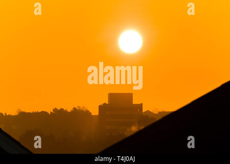 Pays de Galles Aberystwyth UK, le mercredi 17 avril 2019. Météo France : un golden sunrise au chaud et ensoleillé matin de printemps à Aberystwyth au Pays de Galles, comme la météo est dirigée sur une amélioration de la voie que le pays attend avec intérêt l'Easter Bank Holiday weekend Crédit photo : Keith Morris/Alamy Live News Banque D'Images