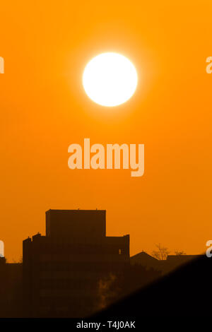 Pays de Galles Aberystwyth UK, le mercredi 17 avril 2019. Météo France : un golden sunrise au chaud et ensoleillé matin de printemps à Aberystwyth au Pays de Galles, comme la météo est dirigée sur une amélioration de la voie que le pays attend avec intérêt l'Easter Bank Holiday weekend Crédit photo : Keith Morris/Alamy Live News Banque D'Images