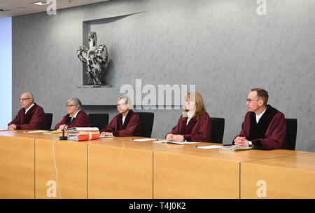 17 avril 2019, Bade-Wurtemberg, Karlsruhe : La huitième au Sénat civile la Cour Suprême Fédérale (BGH, l-r), Bernhard Schneider, Gabriele Hessel, Karin Milger (Président), Rhona et Fetzer Karsten Schmidt, ouvre les négociations sur les terminaisons des locataires en raison de besoins propres. Dans un cas de Berlin, un plus de 80 ans, est censé sortir après de nombreuses années parce qu'une jeune famille a acheté l'appartement. Dans le deuxième cas de Saxe-Anhalt, les propriétaires veulent entrer dans une partie de maison pour vivre plus près de la grand-mère a besoin de soins. Les locataires considèrent cette position déraison Banque D'Images