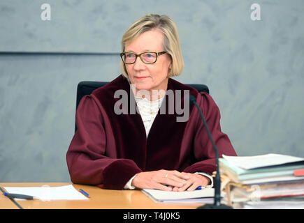 Karlsruhe, Allemagne. 17 avr, 2019. Karin Milger, président de la huitième au Sénat civile la Cour Suprême Fédérale (BGH), ouvre les négociations sur les terminaisons des locataires en raison de besoins propres. Dans un cas de Berlin, un plus de 80 ans, est censé sortir après de nombreuses années parce qu'une jeune famille a acheté l'appartement. Dans le deuxième cas de Saxe-Anhalt, les propriétaires veulent entrer dans une partie de maison pour vivre plus près de la grand-mère a besoin de soins. Les locataires considèrent cette position déraisonnable pour des raisons de santé. Credit : Uli Deck/dpa/Alamy Live News Banque D'Images