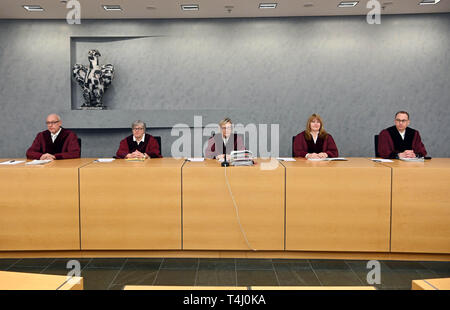 17 avril 2019, Bade-Wurtemberg, Karlsruhe : La huitième au Sénat civile la Cour Suprême Fédérale (BGH, l-r), Bernhard Schneider, Gabriele Hessel, Karin Milger (Président), Rhona et Fetzer Karsten Schmidt, ouvre les négociations sur les terminaisons des locataires en raison de besoins propres. Dans un cas de Berlin, un plus de 80 ans, est censé sortir après de nombreuses années parce qu'une jeune famille a acheté l'appartement. Dans le deuxième cas de Saxe-Anhalt, les propriétaires veulent entrer dans une partie de maison pour vivre plus près de la grand-mère a besoin de soins. Les locataires considèrent cette position déraison Banque D'Images