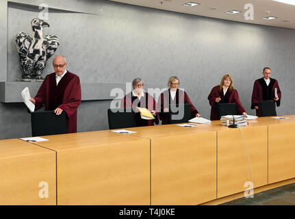 17 avril 2019, Bade-Wurtemberg, Karlsruhe : La huitième au Sénat civile la Cour Suprême Fédérale (BGH, l-r), Bernhard Schneider, Gabriele Hessel, Karin Milger (Président), Rhona et Fetzer Karsten Schmidt, ouvre les négociations sur les terminaisons des locataires en raison de besoins propres. Dans un cas de Berlin, un plus de 80 ans, est censé sortir après de nombreuses années parce qu'une jeune famille a acheté l'appartement. Dans le deuxième cas de Saxe-Anhalt, les propriétaires veulent entrer dans une partie de maison pour vivre plus près de la grand-mère a besoin de soins. Les locataires considèrent cette position déraison Banque D'Images