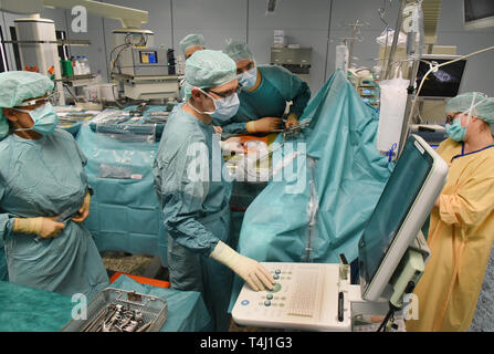 20.03.2019, Saxe, Leipzig : Au centre de transplantation de l'hôpital universitaire, le Professeur Dr. med. Daniel Seehofer (2e de gauche) et médecin principal Sebastian Rademacher (3.De gauche à droite) un transplanté rénal transplanté donneur vivant avec un appareil à ultrasons. Dans la Transpantation Centre, qui a été fondée en 1993, plus de 1040 sur le foie et reins 1000 pourraient être transplantés au cours des 25 dernières années. Photo : Waltraud Grubitzsch / dpa-Zentralbild / ZB | conditions dans le monde entier Banque D'Images