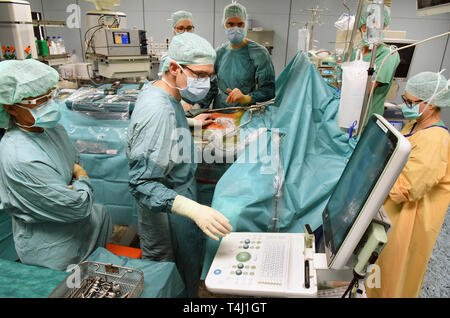 20.03.2019, Saxe, Leipzig : Au centre de transplantation de l'hôpital universitaire, le Professeur Dr. med. Daniel Seehofer (2e de gauche) et médecin principal Sebastian Rademacher (3.De gauche à droite) un transplanté rénal transplanté donneur vivant avec un appareil à ultrasons. Dans la Transpantation Centre, qui a été fondée en 1993, plus de 1040 sur le foie et reins 1000 pourraient être transplantés au cours des 25 dernières années. Photo : Waltraud Grubitzsch / dpa-Zentralbild / ZB | conditions dans le monde entier Banque D'Images