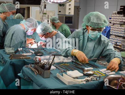 20.03.2019, Saxe, Leipzig : Dans le centre de transplantation à l'hôpital universitaire, un rein pris il y a quelques jours par un donneur sain par le Professeur Dr. med. Daniel Seehofer (2e à partir de la droite) et médecin principal Sebastian Rademacher (2.De gauche à droite) au niveau du récepteur (transplantés dans l'avant-plan ou l'infirmière Annie Heide). Dans la Transpantation Centre, qui a été fondée en 1993, plus de 1040 sur le foie et reins 1000 pourraient être transplantés au cours des 25 dernières années. Photo : Waltraud Grubitzsch / dpa-Zentralbild / ZB | conditions dans le monde entier Banque D'Images