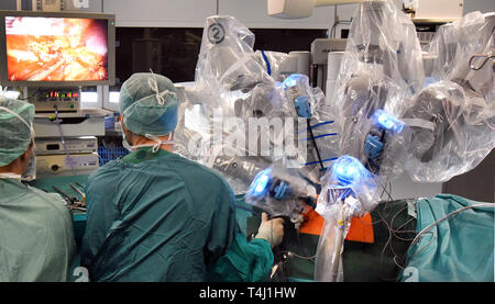 Leipzig, Allemagne. Mar 20, 2019. 20.03.2019, Saxe, Leipzig : Dans le centre de transplantation à l'hôpital universitaire, une équipe chirurgicale du service d'Urologie prend un rein provenant d'un donneur sain à l'aide de la Da Vinci, le système pour la transplantation. Dans la Transpantation Centre, qui a été fondée en 1993, plus de 1040 sur le foie et reins 1000 pourraient être transplantés au cours des 25 dernières années. Credit : Waltraud Grubitzsch/dpa-Zentralbild/ZB | worldwide/dpa/Alamy Live News Banque D'Images