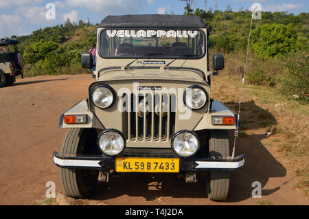 Jeep de la marque 'Mahindra' dans le parc national de Periyar dans le sud de l'Inde, enregistrée sur l'utilisation dans le monde entier 11.02.2019 | Banque D'Images