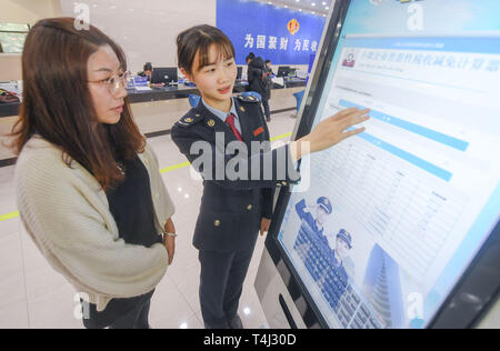 Beijing, Chine, province du Fujian. 1er avril 2019. Un membre du personnel (R) explique à un contribuable d'une nouvelle politique sur la réduction de la TVA à un bureau fiscal local dans le district de Quanzhou Fengze, sud-est, la province de Fujian en Chine, le 1 avril, 2019. Credit : Chanson Weiwei/Xinhua/Alamy Live News Banque D'Images