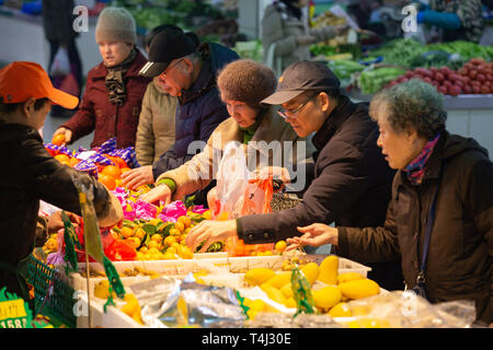 Beijing, Chine, province de Jiangsu. Mar 9, 2019. Les citoyens achètent des fruits sur un marché à Nanjing, capitale de la province de Jiangsu, Chine orientale, le 9 mars 2019. Credit : Su Yang/Xinhua/Alamy Live News Banque D'Images