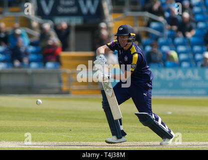 Emerald du stade Headingley, Leeds, West Yorkshire, le 17 avril 2019. Yorkshire's Gary Ballance les chauves-souris au cours de la Royal London un jour Yorkshire Cup match vs Viking Leicestershire renards à Emerald du stade Headingley, Leeds, West Yorkshire. Credit : Touchlinepics/Alamy Live News Banque D'Images