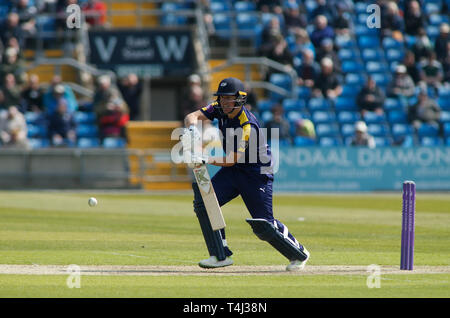 Emerald du stade Headingley, Leeds, West Yorkshire, le 17 avril 2019. Yorkshire's Gary Ballance les chauves-souris au cours de la Royal London un jour Yorkshire Cup match vs Viking Leicestershire renards à Emerald du stade Headingley, Leeds, West Yorkshire. Credit : Touchlinepics/Alamy Live News Banque D'Images