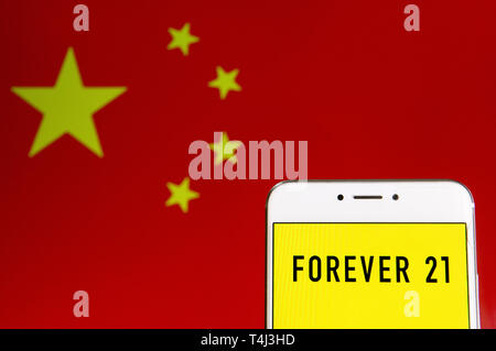 6 avril 2019 - Hong Kong - Sur cette photo, l'illustration d'un détaillant de mode américaine Forever 21 logo est vu sur un appareil mobile Android avec la République populaire de Chine drapeau dans l'arrière-plan. (Crédit Image : © Budrul Chukrut/SOPA des images à l'aide de Zuma sur le fil) Banque D'Images