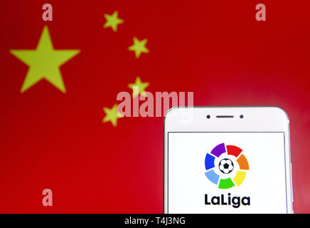 6 avril 2019 - Hong Kong - Sur cette photo, l'illustration a ligue espagnole de football professionnel La Liga logo est vu sur un appareil mobile Android avec la République populaire de Chine drapeau dans l'arrière-plan. (Crédit Image : © Budrul Chukrut/SOPA des images à l'aide de Zuma sur le fil) Banque D'Images