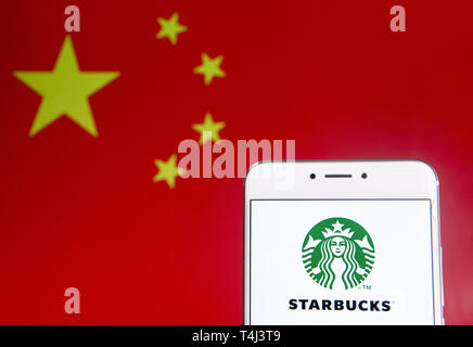 6 avril 2019 - Hong Kong - Sur cette photo, l'illustration a American Coffee Company et la chaîne de cafés Starbucks logo est vu sur un appareil mobile Android avec la République populaire de Chine drapeau dans l'arrière-plan. (Crédit Image : © Budrul Chukrut/SOPA des images à l'aide de Zuma sur le fil) Banque D'Images