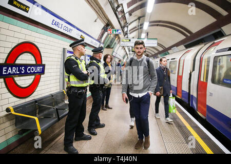 Métro de Londres, Royaume-Uni. 17 avr, 2019. Les agents de police britannique des Transports à Earl's Court Station plate-forme que la rébellion Extinction groupe prévoit de provoquer des perturbations sur le métro de Londres exigeant une action décisive du gouvernement britannique sur la crise de l'environnement. Credit : Dinendra Haria/Alamy Live News Banque D'Images