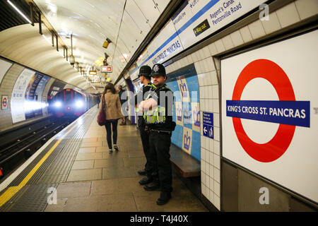 Métro de Londres, Royaume-Uni. 17 avr, 2019. Les agents de police britannique des Transports à la gare Kings Cross St Pancras plate-forme que la rébellion Extinction groupe prévoit de provoquer des perturbations sur le métro de Londres exigeant une action décisive du gouvernement britannique sur la crise de l'environnement. Credit : Dinendra Haria/Alamy Live News Banque D'Images