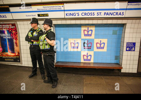 Métro de Londres, Royaume-Uni. 17 avr, 2019. Les agents de police britannique des Transports à la gare Kings Cross St Pancras plate-forme que la rébellion Extinction groupe prévoit de provoquer des perturbations sur le métro de Londres exigeant une action décisive du gouvernement britannique sur la crise de l'environnement. Credit : Dinendra Haria/Alamy Live News Banque D'Images