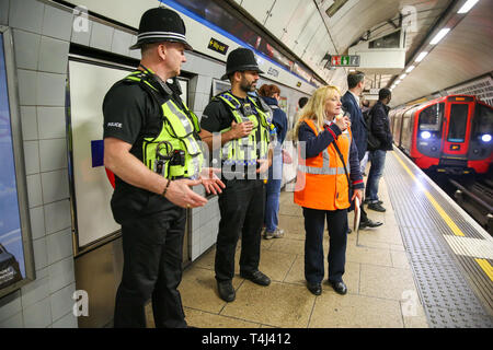 Métro de Londres, Royaume-Uni. 17 avr, 2019. Les agents de police britannique des Transports à la gare de Euston plate-forme que la rébellion Extinction groupe prévoit de provoquer des perturbations sur le métro de Londres exigeant une action décisive du gouvernement britannique sur la crise de l'environnement. Credit : Dinendra Haria/Alamy Live News Banque D'Images