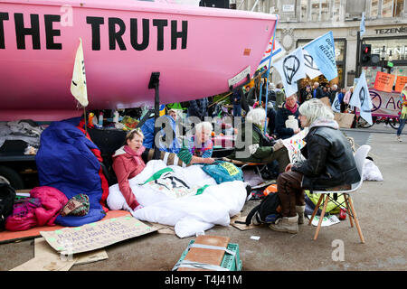 Métro de Londres, Royaume-Uni. 17 avr, 2019. Les militants de l'environnement le troisième jour de leur camps de protestation à la jonction d'Oxford Street et Regents Street exigeant une action décisive du gouvernement britannique sur la crise de l'environnement. Credit : Dinendra Haria/Alamy Live News Banque D'Images