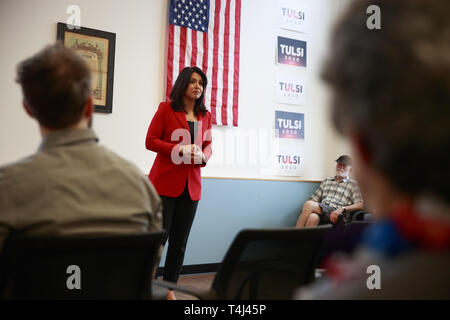 Iowa City, Iowa, États-Unis. Apr 16, 2019. Candidat démocrate à la présidence des États-Unis d'Hawaii, Tulsi Gabbard vu parler aux anciens combattants pendant la campagne rally.Plus d'une douzaine de candidats du Parti démocratique font campagne dans l'état de l'Iowa pour gagner l'Iowa Caucus démocratique Le 3 février 2020. Le caucus de l'Iowa fait partie d'une série d'élections primaires aux États-Unis aidera le parti démocratique de décider le candidat qui sera l'adversaire du Président des Etats-Unis, et leader de facto du parti républicain, Donald J. Trump. Les États-Unis ont deux dom Banque D'Images