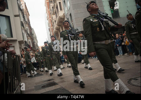 Malaga, Malaga, Espagne. 17 avr, 2019. Les membres de la brigade parachutiste espagnol de l'armée espagnole vu l'exécution le long de la rue dans un défilé pendant la Semaine Sainte de Malaga. La Semaine Sainte en Andalousie est un l'un des plus important et célèbre la fête religieuse en Espagne. Chaque année, des milliers de fidèles chrétiens célèbrent la Semaine Sainte de Pâques avec la crucifixion et la résurrection de Jésus Christ. Credit : Jésus Merida/SOPA Images/ZUMA/Alamy Fil Live News Banque D'Images