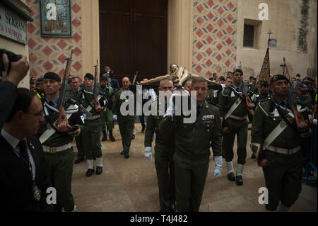Malaga, Malaga, Espagne. 17 avr, 2019. Les membres de la brigade parachutiste espagnol de l'armée espagnole vu porter une statue du Christ dans un défilé pendant la Semaine Sainte de Malaga. La Semaine Sainte en Andalousie est un l'un des plus important et célèbre la fête religieuse en Espagne. Chaque année, des milliers de fidèles chrétiens célèbrent la Semaine Sainte de Pâques avec la crucifixion et la résurrection de Jésus Christ. Credit : Jésus Merida/SOPA Images/ZUMA/Alamy Fil Live News Banque D'Images