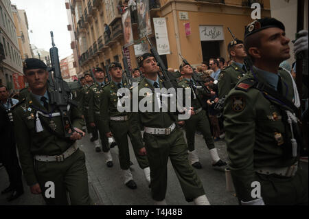 Malaga, Malaga, Espagne. 17 avr, 2019. Les membres de la brigade parachutiste espagnol de l'armée espagnole vu l'exécution le long de la rue dans un défilé pendant la Semaine Sainte de Malaga. La Semaine Sainte en Andalousie est un l'un des plus important et célèbre la fête religieuse en Espagne. Chaque année, des milliers de fidèles chrétiens célèbrent la Semaine Sainte de Pâques avec la crucifixion et la résurrection de Jésus Christ. Credit : Jésus Merida/SOPA Images/ZUMA/Alamy Fil Live News Banque D'Images
