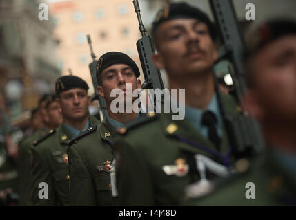Malaga, Malaga, Espagne. 17 avr, 2019. Les membres de la brigade parachutiste espagnol de l'armée espagnole vu l'exécution le long de la rue dans un défilé pendant la Semaine Sainte de Malaga. La Semaine Sainte en Andalousie est un l'un des plus important et célèbre la fête religieuse en Espagne. Chaque année, des milliers de fidèles chrétiens célèbrent la Semaine Sainte de Pâques avec la crucifixion et la résurrection de Jésus Christ. Credit : Jésus Merida/SOPA Images/ZUMA/Alamy Fil Live News Banque D'Images