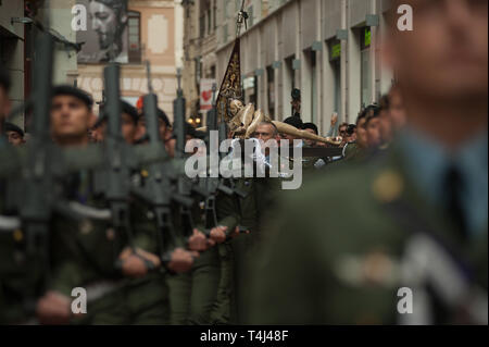 Malaga, Malaga, Espagne. 17 avr, 2019. Les membres de la brigade parachutiste espagnol de l'armée espagnole vu porter une statue du Christ dans un défilé pendant la Semaine Sainte de Malaga. La Semaine Sainte en Andalousie est un l'un des plus important et célèbre la fête religieuse en Espagne. Chaque année, des milliers de fidèles chrétiens célèbrent la Semaine Sainte de Pâques avec la crucifixion et la résurrection de Jésus Christ. Credit : Jésus Merida/SOPA Images/ZUMA/Alamy Fil Live News Banque D'Images