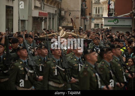 Malaga, Malaga, Espagne. 17 avr, 2019. Les membres de la brigade parachutiste espagnol de l'armée espagnole vu porter une statue du Christ dans un défilé pendant la Semaine Sainte de Malaga. La Semaine Sainte en Andalousie est un l'un des plus important et célèbre la fête religieuse en Espagne. Chaque année, des milliers de fidèles chrétiens célèbrent la Semaine Sainte de Pâques avec la crucifixion et la résurrection de Jésus Christ. Credit : Jésus Merida/SOPA Images/ZUMA/Alamy Fil Live News Banque D'Images