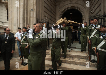 Malaga, Malaga, Espagne. 17 avr, 2019. Les membres de la brigade parachutiste espagnol de l'armée espagnole vu porter une statue du Christ dans un défilé pendant la Semaine Sainte de Malaga. La Semaine Sainte en Andalousie est un l'un des plus important et célèbre la fête religieuse en Espagne. Chaque année, des milliers de fidèles chrétiens célèbrent la Semaine Sainte de Pâques avec la crucifixion et la résurrection de Jésus Christ. Credit : Jésus Merida/SOPA Images/ZUMA/Alamy Fil Live News Banque D'Images