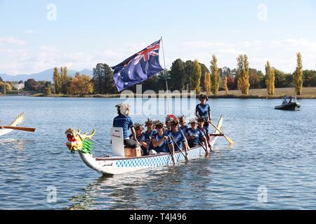 Canberra, Australie. 17 avr, 2019. Les gens assistent à la cérémonie d'ouverture des championnats annuels de Bateau Dragon d'Australie à Canberra, Australie, le 17 avril 2019. La 22e Championnats du Bateau Dragon australienne (AusChamps) ouvert sur Canberra dans le lac Burley Griffin après l'oeil traditionnel pointillage et bénédiction des bateaux cérémonie le mercredi. Cette année, l'événement a eu lieu du 17 au 22 avril, et a attiré près de 3 000 concurrents de clubs à travers le pays pour participer au club vs club et de l'état de l'État vs courses. Credit : Chu Chen/Xinhua/Alamy Live News Banque D'Images