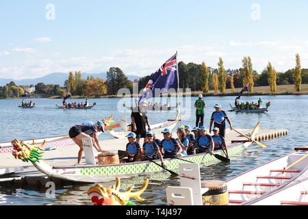 Canberra, Australie. 17 avr, 2019. Les gens assistent à la cérémonie d'ouverture des championnats annuels de Bateau Dragon d'Australie à Canberra, Australie, le 17 avril 2019. La 22e Championnats du Bateau Dragon australienne (AusChamps) ouvert sur Canberra dans le lac Burley Griffin après l'oeil traditionnel pointillage et bénédiction des bateaux cérémonie le mercredi. Cette année, l'événement a eu lieu du 17 au 22 avril, et a attiré près de 3 000 concurrents de clubs à travers le pays pour participer au club vs club et de l'état de l'État vs courses. Credit : Chu Chen/Xinhua/Alamy Live News Banque D'Images