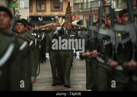 Malaga, Malaga, Espagne. 17 avr, 2019. Les membres de la brigade parachutiste espagnol de l'armée espagnole vu porter une statue du Christ dans un défilé pendant la Semaine Sainte de Malaga. La Semaine Sainte en Andalousie est un l'un des plus important et célèbre la fête religieuse en Espagne. Chaque année, des milliers de fidèles chrétiens célèbrent la Semaine Sainte de Pâques avec la crucifixion et la résurrection de Jésus Christ. Credit : Jésus Merida/SOPA Images/ZUMA/Alamy Fil Live News Banque D'Images