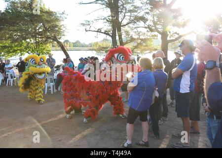 Canberra, Australie. 17 avr, 2019. Les gens assistent à la cérémonie d'ouverture des championnats annuels de Bateau Dragon d'Australie à Canberra, Australie, le 17 avril 2019. La 22e Championnats du Bateau Dragon australienne (AusChamps) ouvert sur Canberra dans le lac Burley Griffin après l'oeil traditionnel pointillage et bénédiction des bateaux cérémonie le mercredi. Cette année, l'événement a eu lieu du 17 au 22 avril, et a attiré près de 3 000 concurrents de clubs à travers le pays pour participer au club vs club et de l'état de l'État vs courses. Credit : Chu Chen/Xinhua/Alamy Live News Banque D'Images