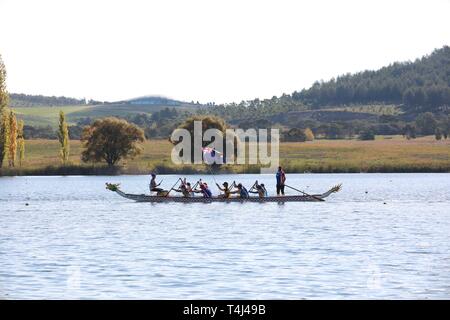 Canberra, Australie. 17 avr, 2019. Les gens assistent à la cérémonie d'ouverture des championnats annuels de Bateau Dragon d'Australie à Canberra, Australie, le 17 avril 2019. La 22e Championnats du Bateau Dragon australienne (AusChamps) ouvert sur Canberra dans le lac Burley Griffin après l'oeil traditionnel pointillage et bénédiction des bateaux cérémonie le mercredi. Cette année, l'événement a eu lieu du 17 au 22 avril, et a attiré près de 3 000 concurrents de clubs à travers le pays pour participer au club vs club et de l'état de l'État vs courses. Credit : Chu Chen/Xinhua/Alamy Live News Banque D'Images