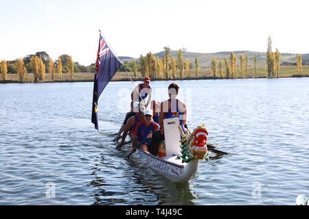 Canberra, Australie. 17 avr, 2019. Les gens assistent à la cérémonie d'ouverture des championnats annuels de Bateau Dragon d'Australie à Canberra, Australie, le 17 avril 2019. La 22e Championnats du Bateau Dragon australienne (AusChamps) ouvert sur Canberra dans le lac Burley Griffin après l'oeil traditionnel pointillage et bénédiction des bateaux cérémonie le mercredi. Cette année, l'événement a eu lieu du 17 au 22 avril, et a attiré près de 3 000 concurrents de clubs à travers le pays pour participer au club vs club et de l'état de l'État vs courses. Credit : Chu Chen/Xinhua/Alamy Live News Banque D'Images