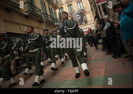 Malaga, Malaga, Espagne. 17 avr, 2019. Les membres de la brigade parachutiste espagnol de l'armée espagnole vu l'exécution le long de la rue dans un défilé pendant la Semaine Sainte de Malaga. La Semaine Sainte en Andalousie est un l'un des plus important et célèbre la fête religieuse en Espagne. Chaque année, des milliers de fidèles chrétiens célèbrent la Semaine Sainte de Pâques avec la crucifixion et la résurrection de Jésus Christ. Credit : Jésus Merida/SOPA Images/ZUMA/Alamy Fil Live News Banque D'Images