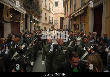 Malaga, Malaga, Espagne. 17 avr, 2019. Les membres de la brigade parachutiste espagnol de l'armée espagnole vu porter une statue du Christ dans un défilé pendant la Semaine Sainte de Malaga. La Semaine Sainte en Andalousie est un l'un des plus important et célèbre la fête religieuse en Espagne. Chaque année, des milliers de fidèles chrétiens célèbrent la Semaine Sainte de Pâques avec la crucifixion et la résurrection de Jésus Christ. Credit : Jésus Merida/SOPA Images/ZUMA/Alamy Fil Live News Banque D'Images