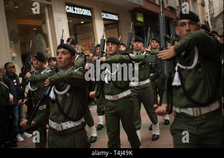 Malaga, Malaga, Espagne. 17 avr, 2019. Les membres de la brigade parachutiste espagnol de l'armée espagnole vu l'exécution le long de la rue dans un défilé pendant la Semaine Sainte de Malaga. La Semaine Sainte en Andalousie est un l'un des plus important et célèbre la fête religieuse en Espagne. Chaque année, des milliers de fidèles chrétiens célèbrent la Semaine Sainte de Pâques avec la crucifixion et la résurrection de Jésus Christ. Credit : Jésus Merida/SOPA Images/ZUMA/Alamy Fil Live News Banque D'Images