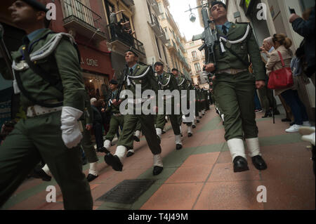 Malaga, Malaga, Espagne. 17 avr, 2019. Les membres de la brigade parachutiste espagnol de l'armée espagnole vu l'exécution le long de la rue dans un défilé pendant la Semaine Sainte de Malaga. La Semaine Sainte en Andalousie est un l'un des plus important et célèbre la fête religieuse en Espagne. Chaque année, des milliers de fidèles chrétiens célèbrent la Semaine Sainte de Pâques avec la crucifixion et la résurrection de Jésus Christ. Credit : Jésus Merida/SOPA Images/ZUMA/Alamy Fil Live News Banque D'Images