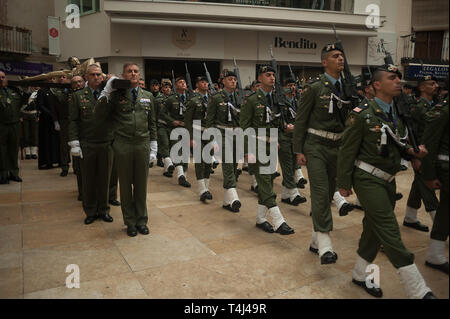 Malaga, Malaga, Espagne. 17 avr, 2019. Les membres de la brigade parachutiste espagnol de l'armée espagnole vu l'exécution le long de la rue dans un défilé pendant la Semaine Sainte de Malaga. La Semaine Sainte en Andalousie est un l'un des plus important et célèbre la fête religieuse en Espagne. Chaque année, des milliers de fidèles chrétiens célèbrent la Semaine Sainte de Pâques avec la crucifixion et la résurrection de Jésus Christ. Credit : Jésus Merida/SOPA Images/ZUMA/Alamy Fil Live News Banque D'Images