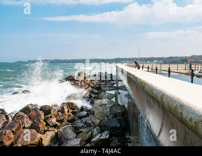 North Berwick, East Lothian, Ecosse, Royaume-Uni, le 17 avril 2019. Météo France : fort vent a créé une forte houle dans la mer dans la suite de l'avant avec des vagues se briser le long de la côte à l'Harbour Banque D'Images